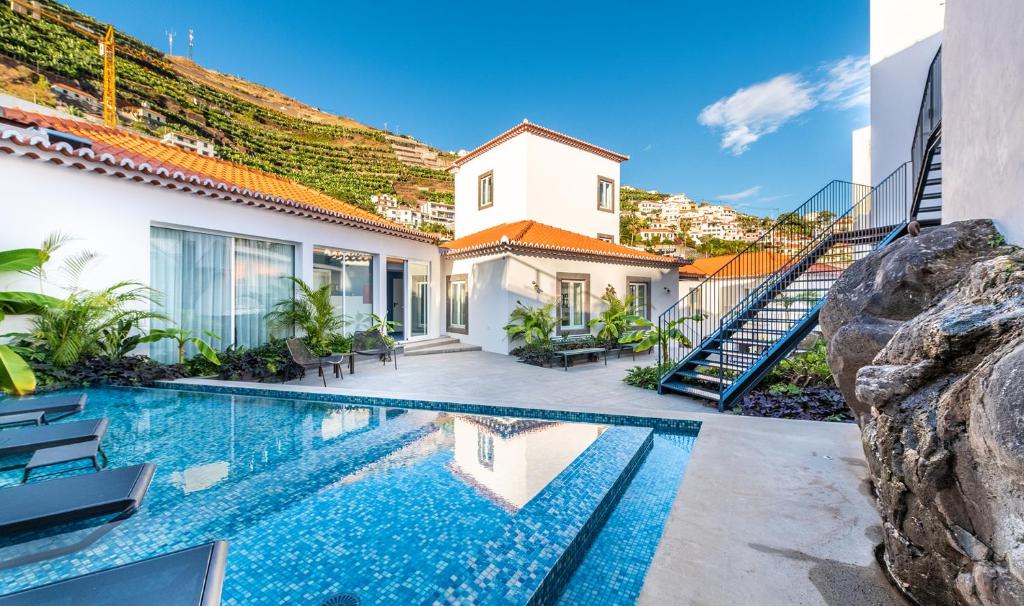 Moderne kamer met balkon