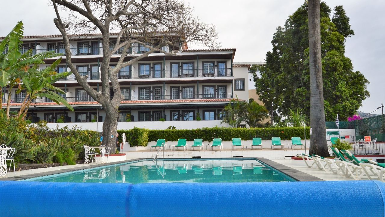 Buitenbad met uitzicht op zee