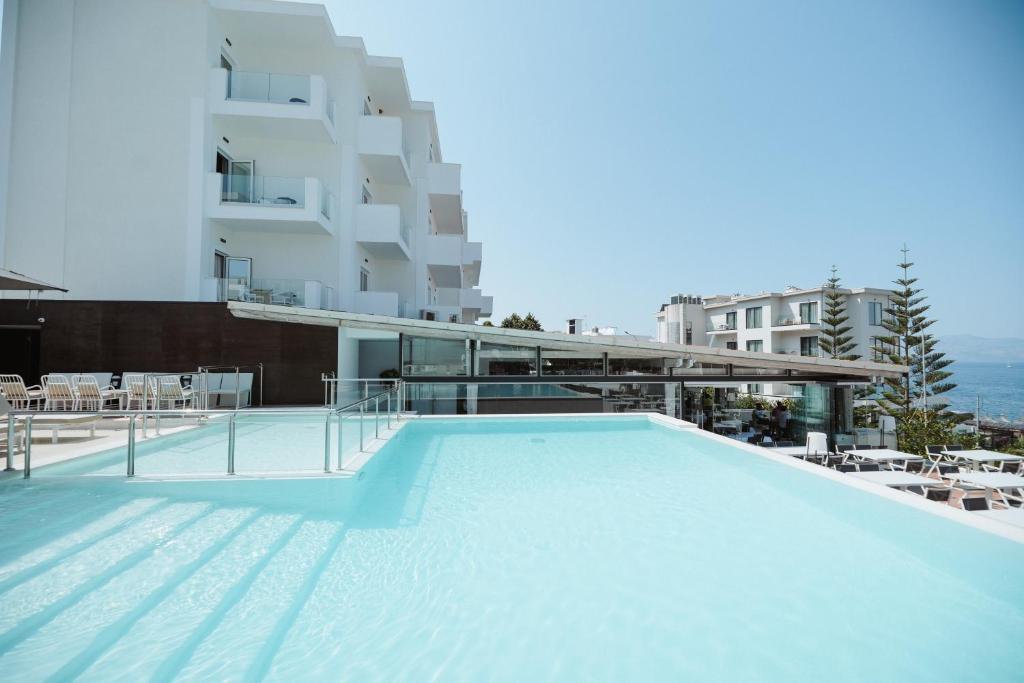 Hotel Agimi &ndash; Au&szlig;enpool und Terrasse