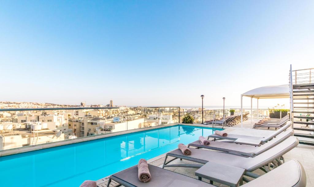 AX The Victoria &ndash; rooftop pool