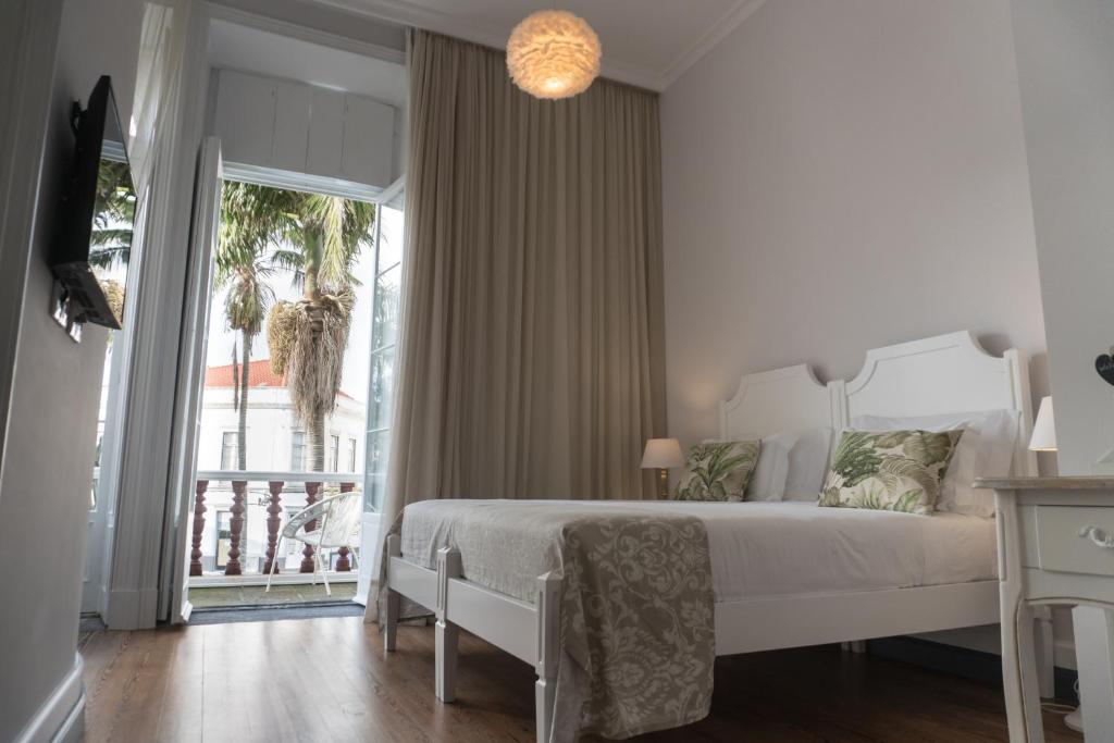 Binnenplaats met palmbomen