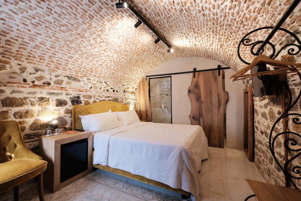 Stimmungsvolles Zimmer mit modernen Annehmlichkeiten