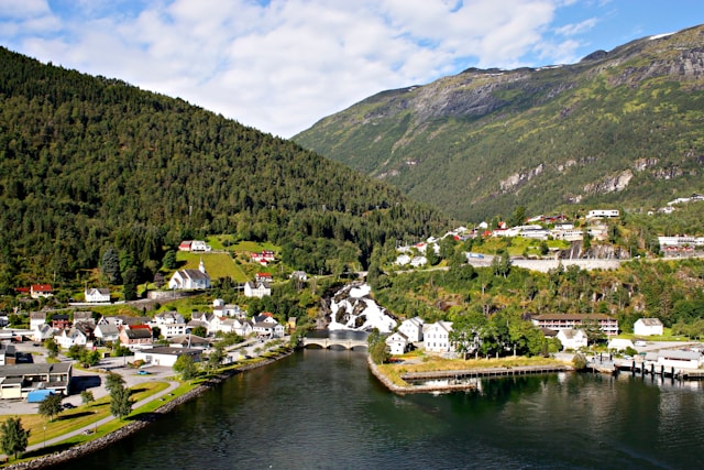 Fjordlandschap met bergen en watervallen