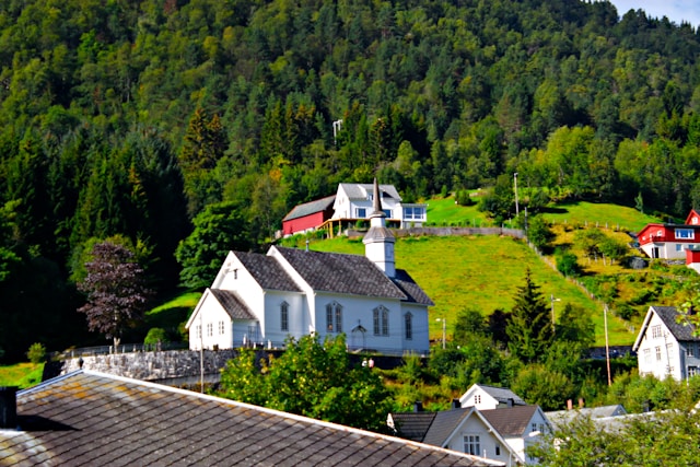 Aanmeren in een fjorddorp