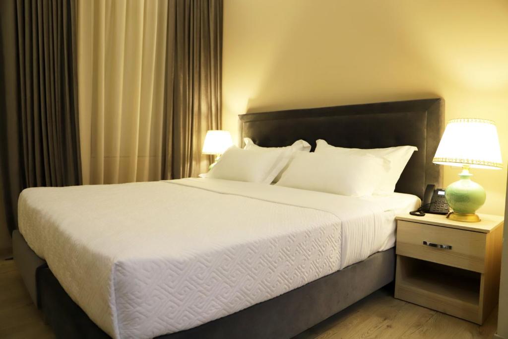 Modernes Zimmer mit Sitzecke