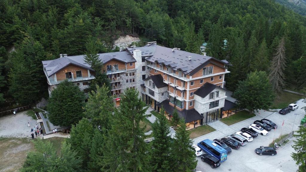 Fusha E Gjese &ndash; Fassade und Bergkulisse