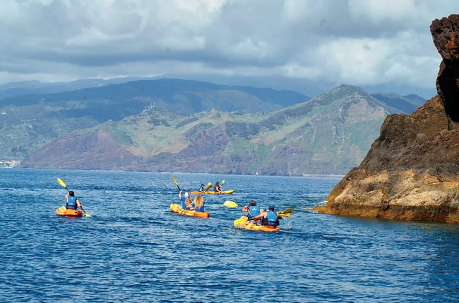 Peddelen op helder water
