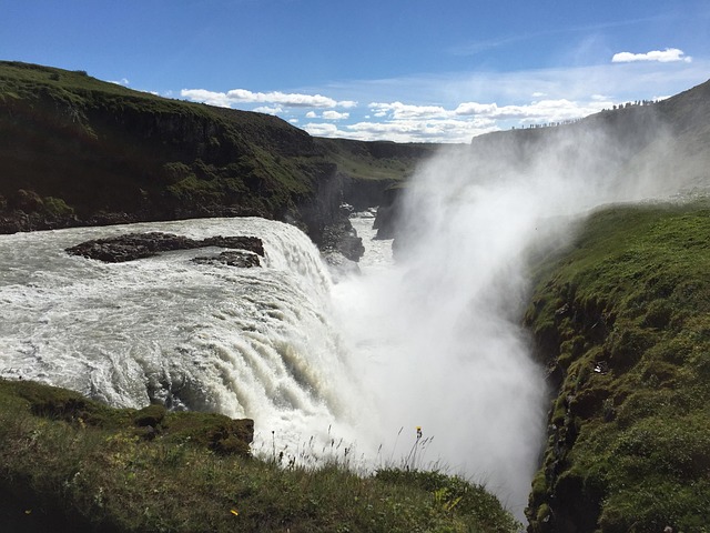 Gullfoss in de kloof met nevel