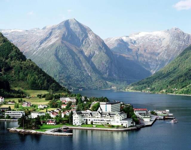 Kviknes Hotel – ligging aan de fjord