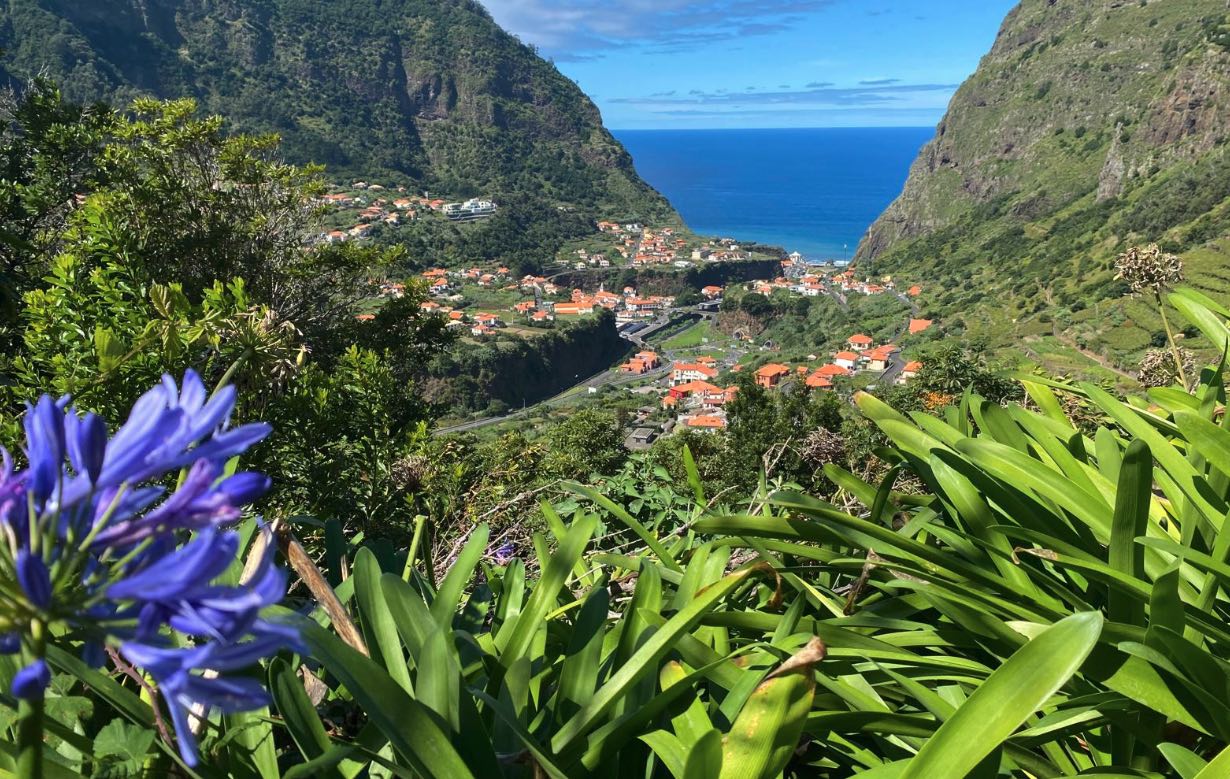 Ruige kustlijn in het noordwesten van Madeira