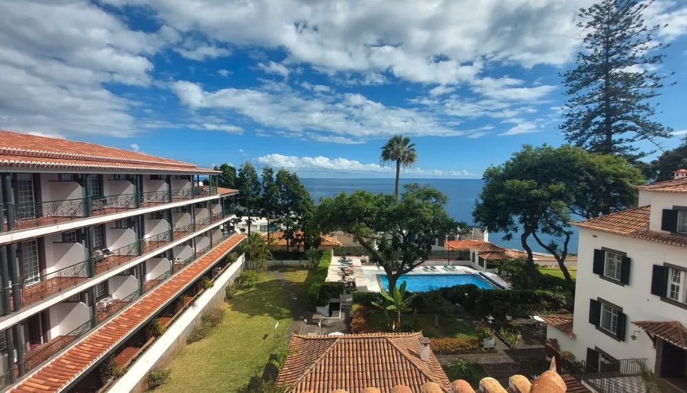 Hotelkamer met balkon en zeezicht