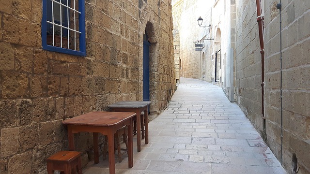 Basiliek Ta&rsquo; Pinu in het landschap