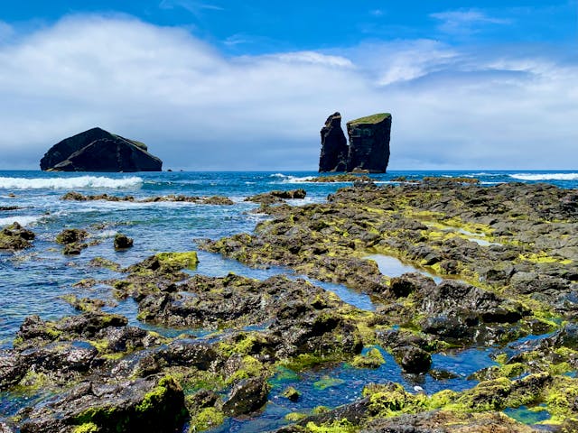 Mosteiros met zwarte rotsen
