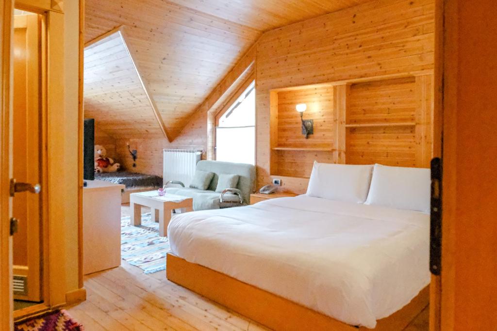 Zimmer mit Holzeinrichtung