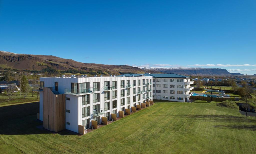 Buitenzwembad en hot tub bij Hotel &Ouml;rk