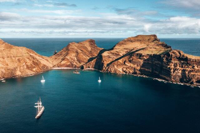 Ponta de São Lourenço met kale rotsen en oceaan