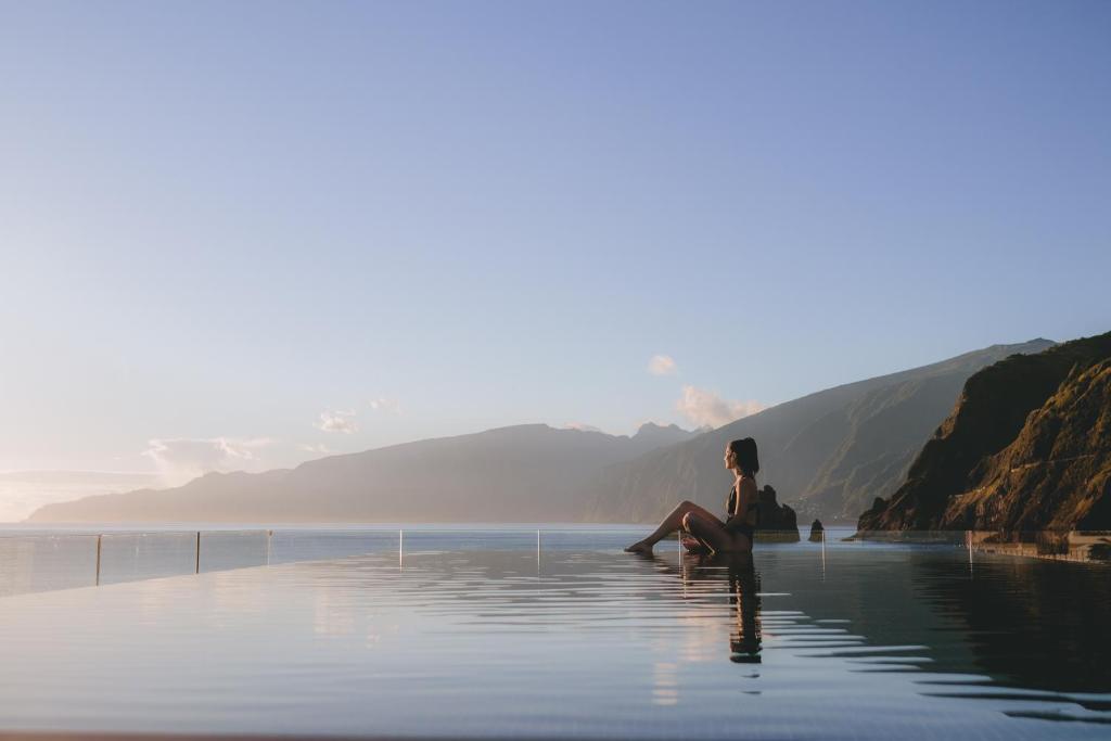 Blick auf Porto Moniz und den Ozean
