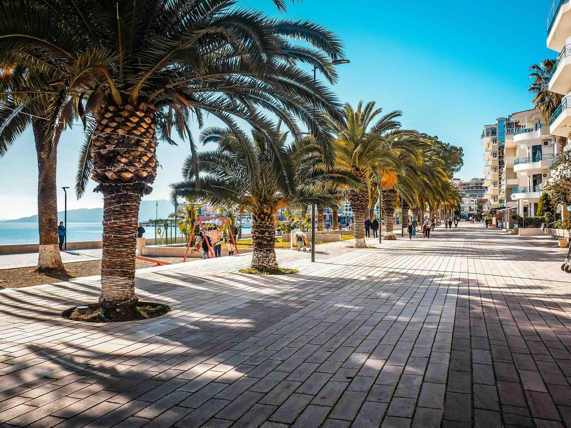Strand und Uferpromenade von Sarand&euml;
