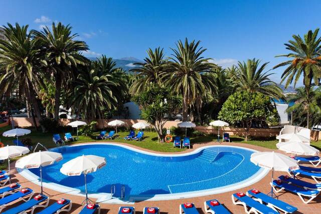 Sol Puerto – zwembad & terras
