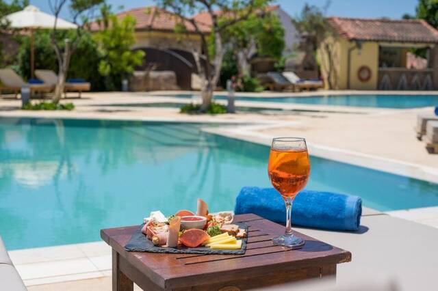 Spilia Village Hotel & Villas – zwembad en tuin