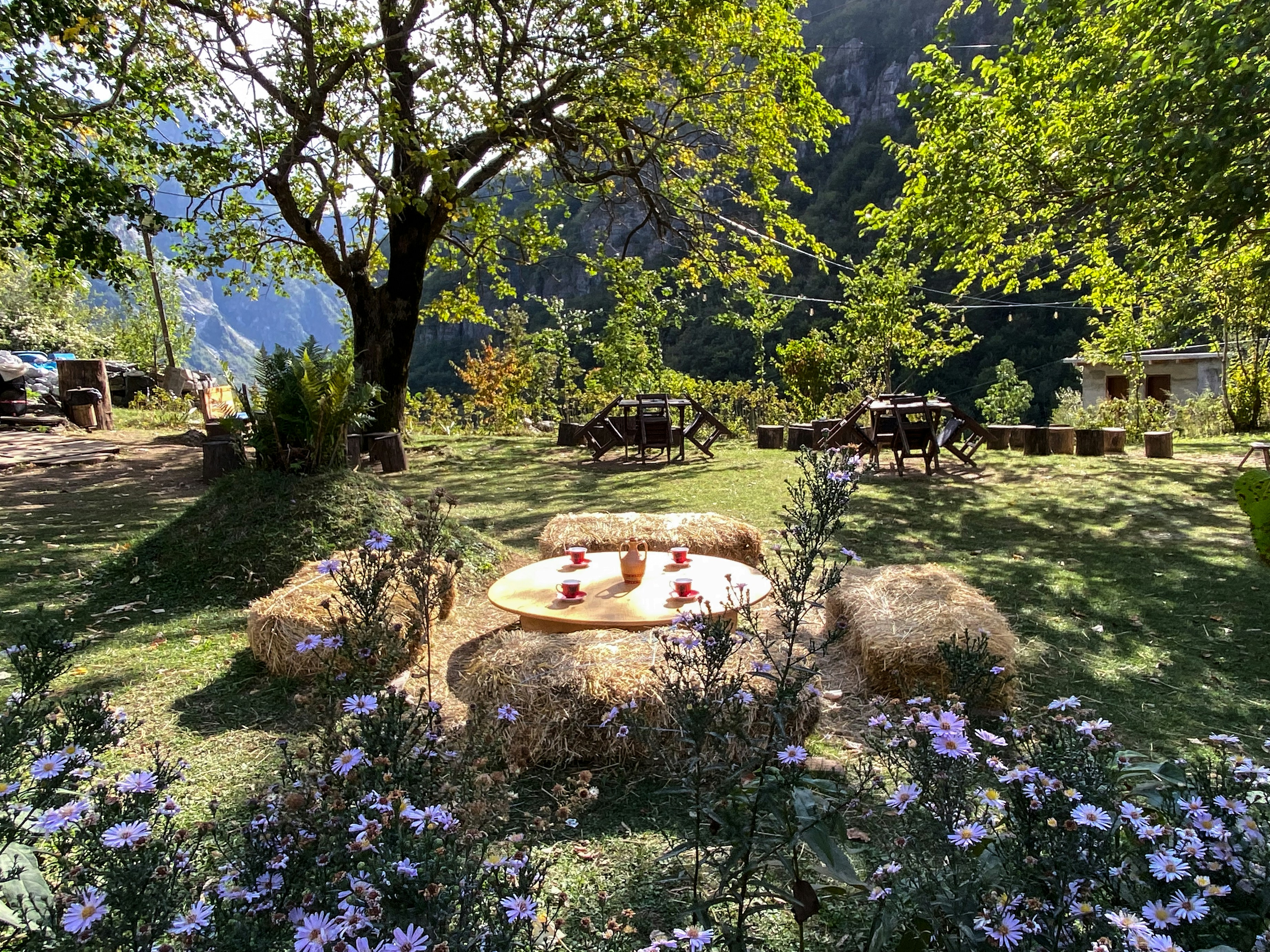 Kirche von Theth im gr&uuml;nen Tal