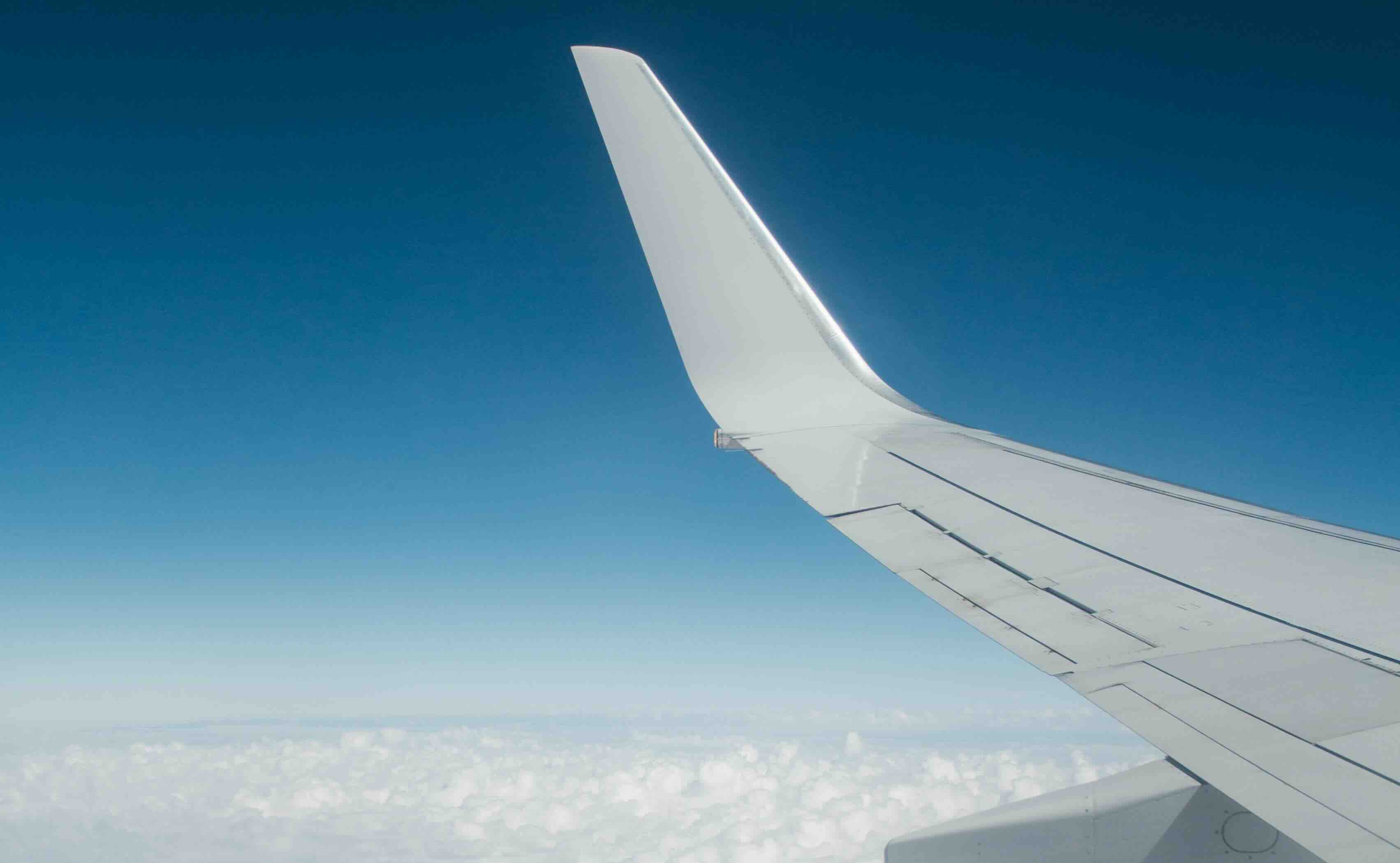 Autobahn und Wegweiser Richtung TIA