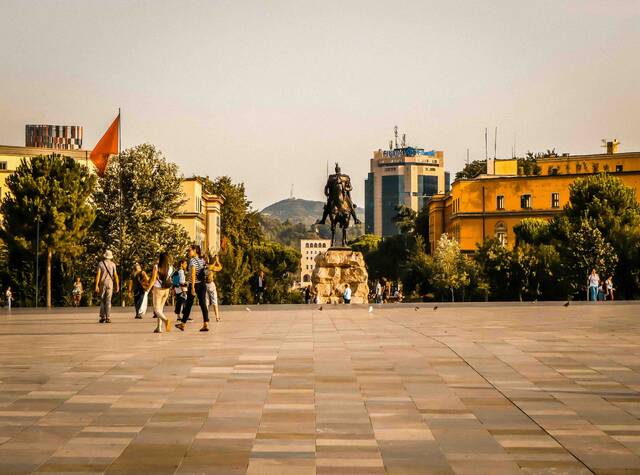 Aankomst in Tirana met stadszicht