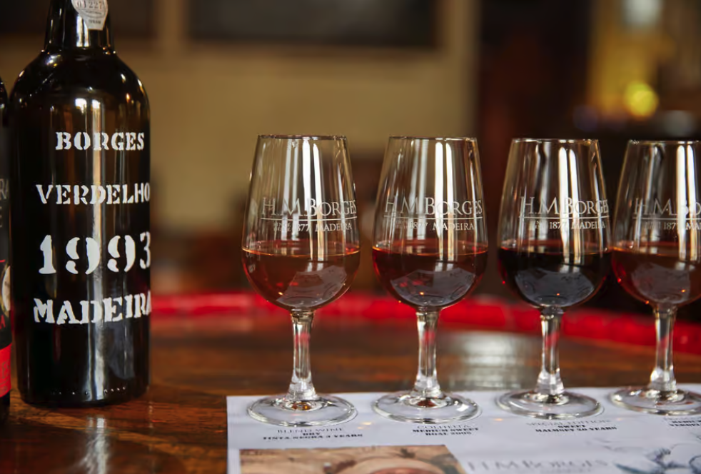 Detail von Weinetiketten und Gl&auml;sern