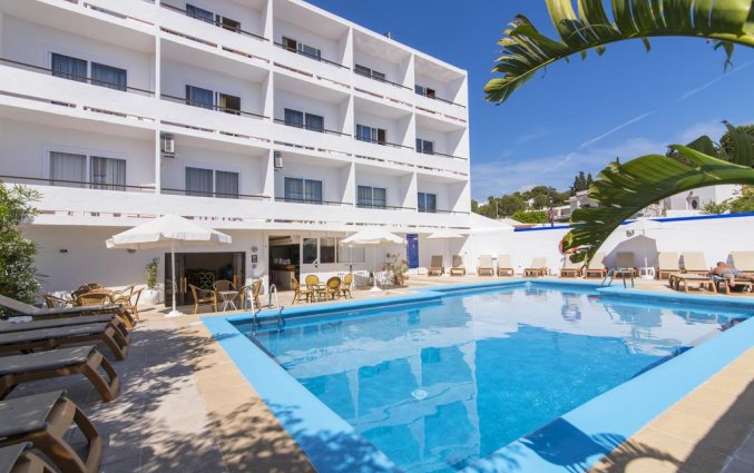 Buitenzwembad van Hotel Azuline Mediterraneo op Ibiza