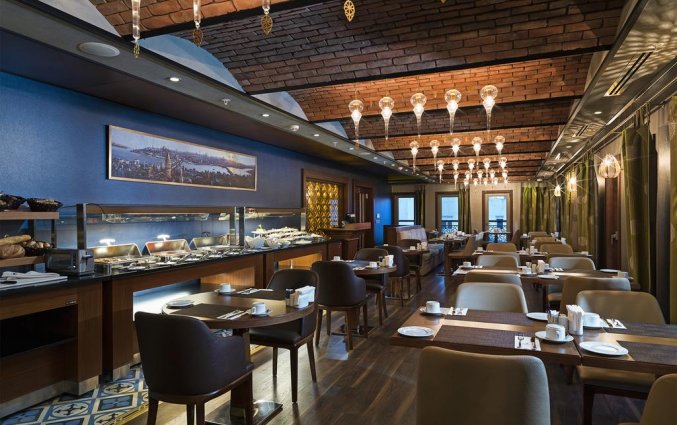 Ontbijtzaal met buffet van Hotel Manesol Boutique Galata in Istanbul