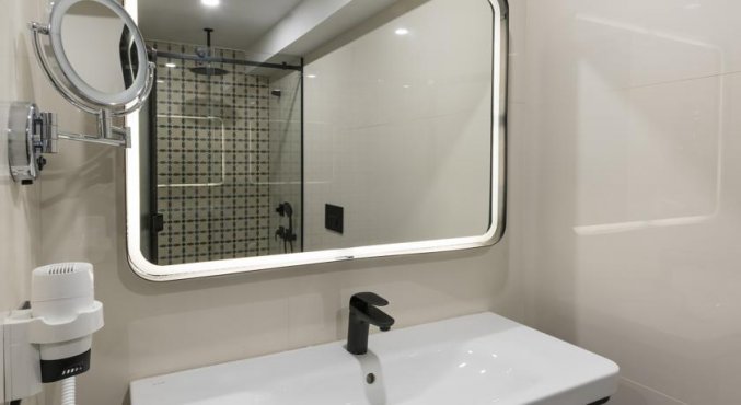 Badkamer van een tweepersoonskamer van Hotel Fitas Oda Beyoğlu in Istanbul