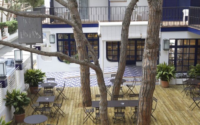 Terras van hotel Els Pins aan de Costa Brava