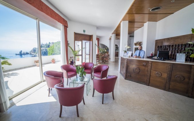 Lobby met uitzicht van Hotel Isola Bella op Sicilie