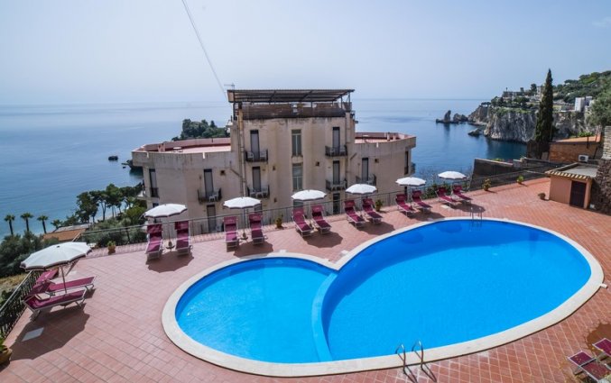 Zwembad van Hotel Isola Bella op Sicilie