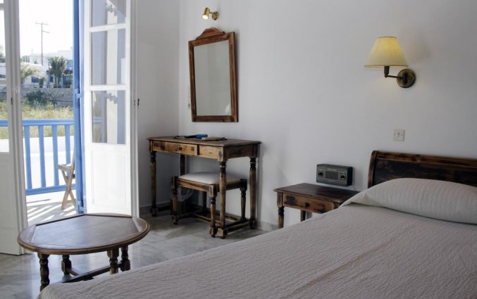 Tweepersoonskamer met balkon van Hotel Vienoula's Garden op Mykonos