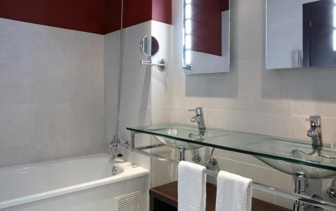 Badkamer van driepersoonskamer van Hotel Spa Villa Olimpic@ in Barcelona