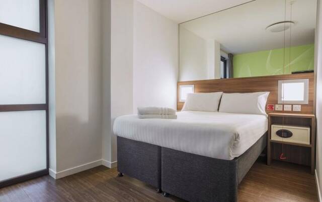 Tweepersoonskamer met tweepersoonsbed in Hotel Point A Londen Liverpool Street