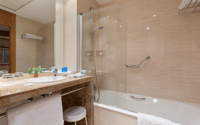 Badkamer van een tweepersoonskamer van Hotel Senator Parque Central in Valencia