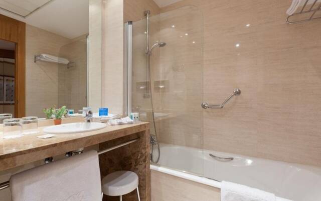 Badkamer van een tweepersoonskamer van Hotel Senator Parque Central in Valencia