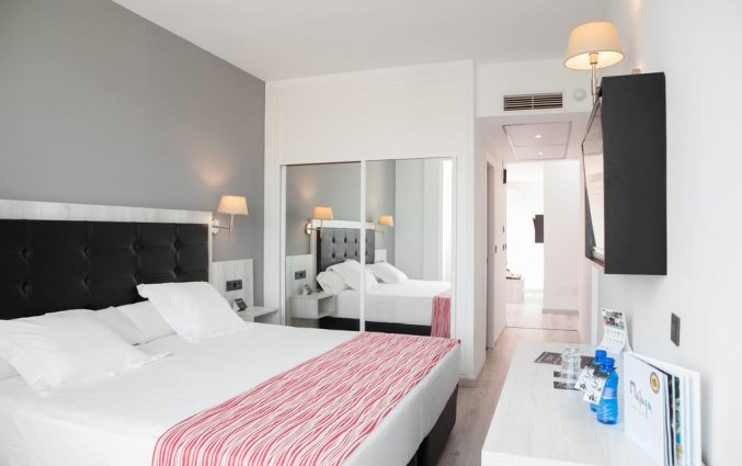 Tweepersoonskamers met tweepersoonsbed in hotel Soho Bahía in Malaga