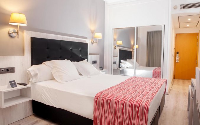 Tweepersoonskamers met tweepersoonsbed in hotel Soho Bahía in Malaga