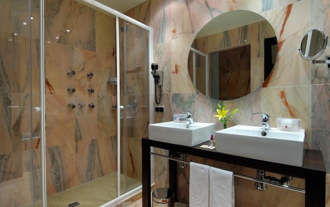 Badkamer van driepersoonskamer in hotel Salles Malaga Centro in Malaga