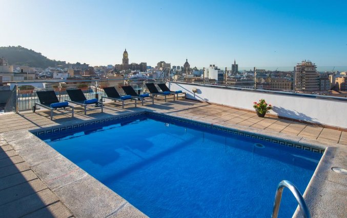 Zwembad en dakterras van hotel Salles Malaga Centro in Malaga