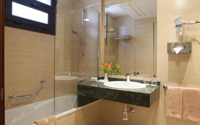 Badkamer van een tweepersoonskamer van Hotel Senator Granada Spa in Andalusie