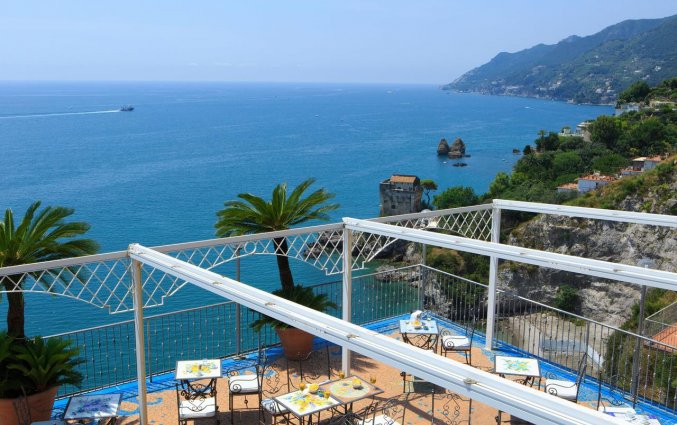 Terras van Hotel Lloyd's Baia in Amalfi