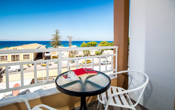 Balkon met uitzicht op zee hotel Fira Rhodos