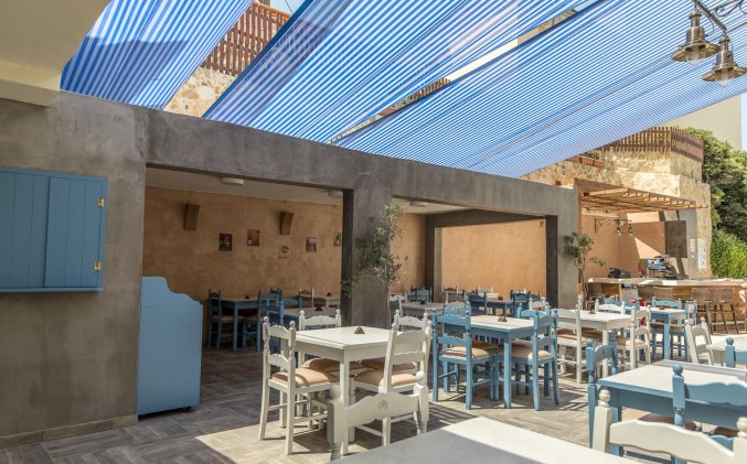 Terras van Hotel Kipriotis Adults Only op Rhodos