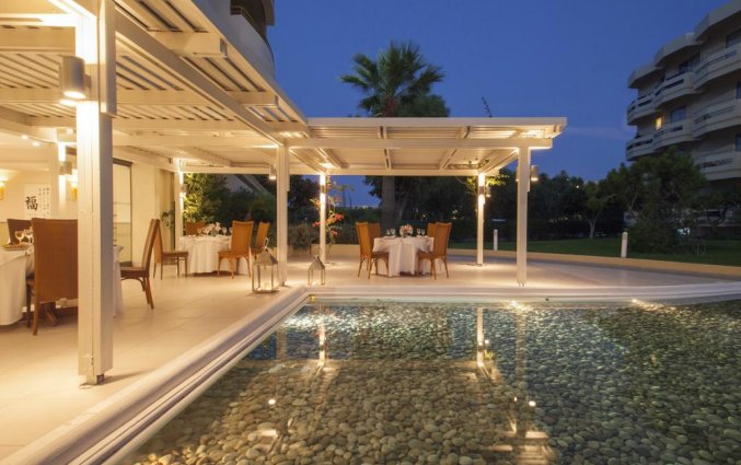 Buitenzwembad en terras van hotel Electra Palace Rhodos