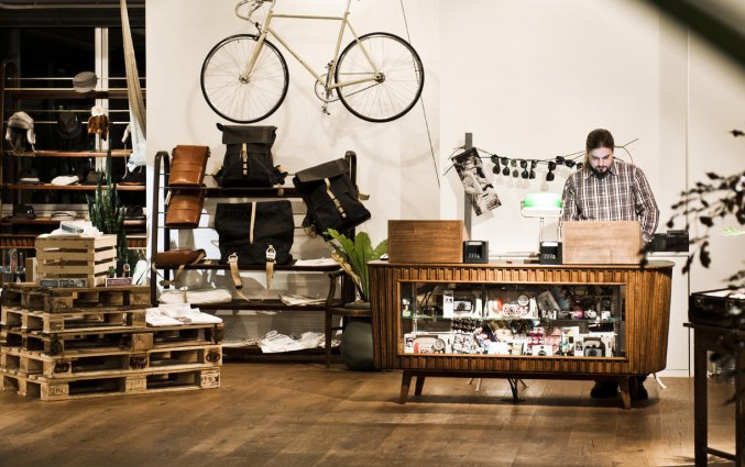 Souvenirswinkel met hangende fiets in hotel Daniel Vienna in Wenen