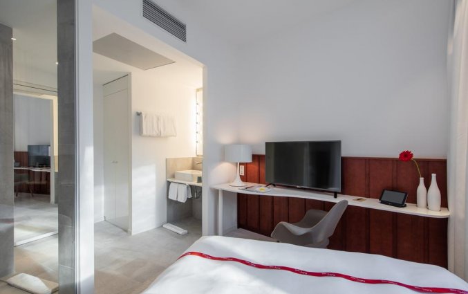 Kamer met televisie en deels douche van hotel Ruby Marie stedentrip Wenen